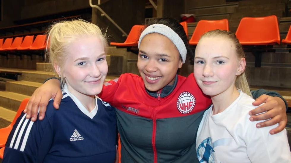 SPELARE. Malva Carlsson, Vendela Lind och Emma Halvarsson är tre av spelarna i VHF:s USM-trupp till helgen. "Vi har utvecklats på kort tid", säger Emma.