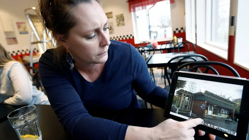 Inger Hellqvist visar hur kiosken såg ut innan ombyggnaden.