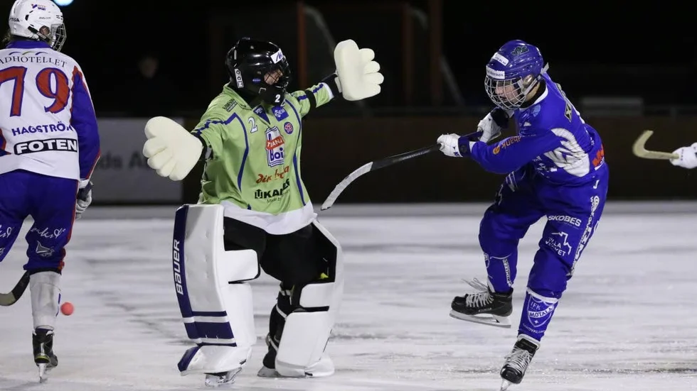 TVÅ MÅL. Albin Rohlén, juniorlandslagsmannen, gjorde två mål i IFK:s seger mot Villa i juniorelitserien.