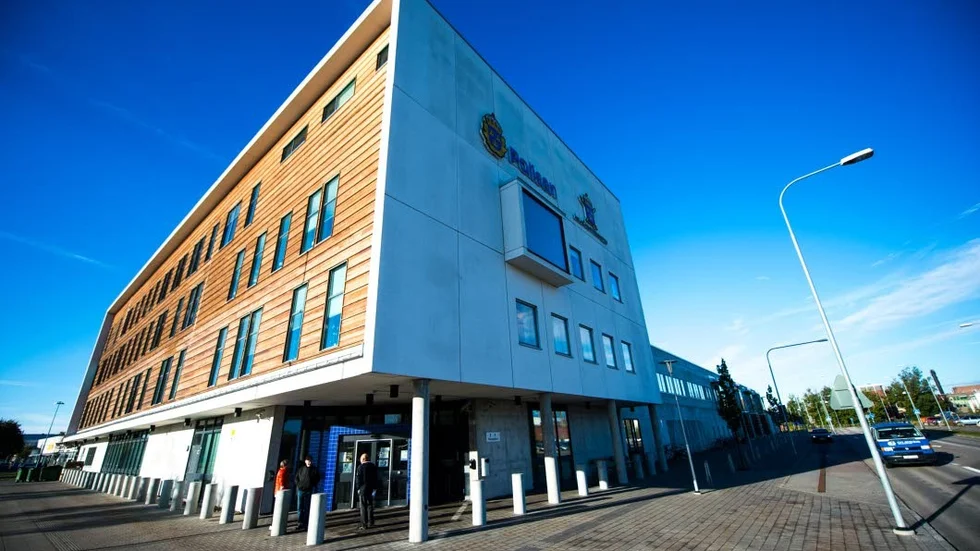 Våldtäkt. En kvinna i 20-årsåldern häktades i Kalmar på fredagen, misstänkt för våldtäkt mot barn.