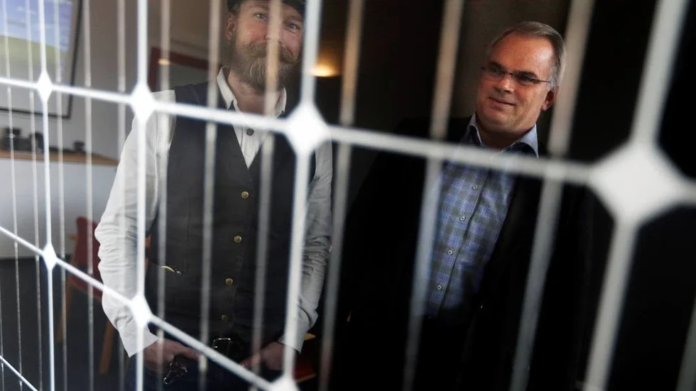 Fredrik Karlsson, till vänster, och Lars Laurin tror stenhårt på solpaneler som en av framtidens stora energikällor.