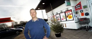 Då inviger han ombyggda butiken