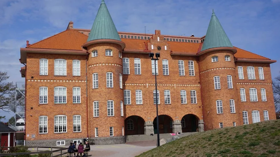 Ståtlig men trång. I december bromsades utbyggnadsplanerna av Marieborgsskolan åtminsotne tillfälligt.