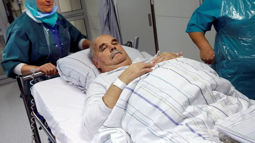 En kvart efter avslutad operation körs Inge Johansson till röntgen.