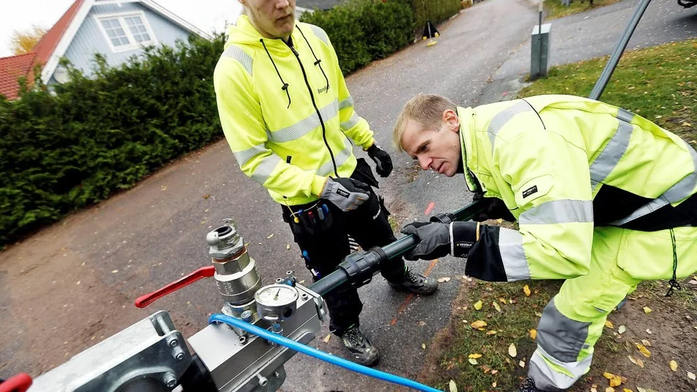 Årslångt arbete. Det tar ungefär ett år från intresseanmälan till färdig internetuppkoppling.