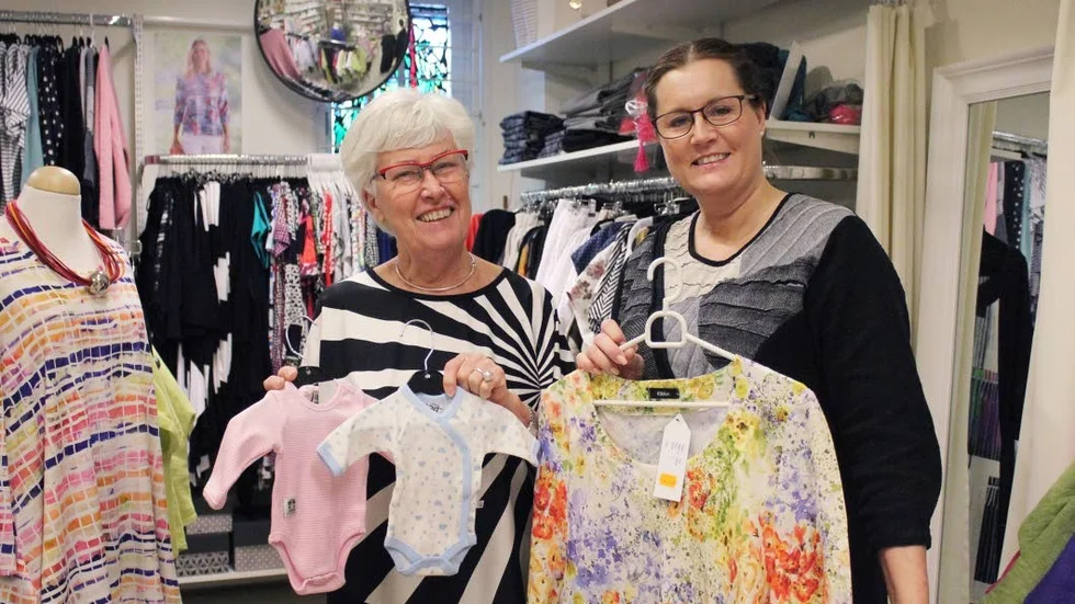 Mer kläder. Margareta Carlsson och Marie Hadrous på Lekstugan respektive Marie's Hårvård i Gamleby.