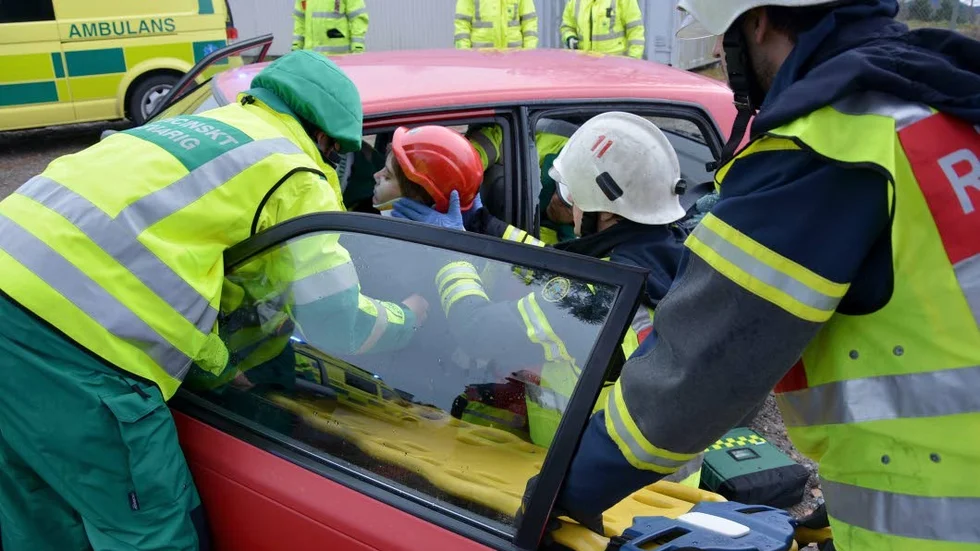 Bråttom. För personen i bilen är läget akut. Det blir en snabbuttagning.