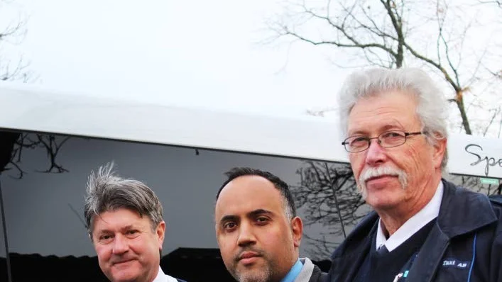 Nya ägare. Västerviks taxi får nya ägare. Janne Berg, Muhened Al-Mahdawi och Anders Uddman är tre av de totalt  förare som köpt in sig i bolaget.