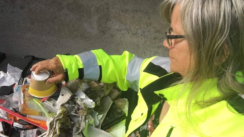 Eva Svensson har plockat skräp i flera år, när hon är ute och promenerar. Här sorterar hon gårdagens skörd.