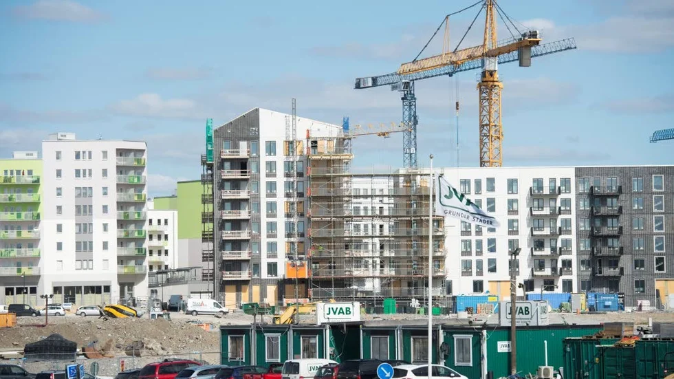 Tekniken för att halvera utsläppen till år 2030 finns redan hos byggföretagen, skriver debattörerna.