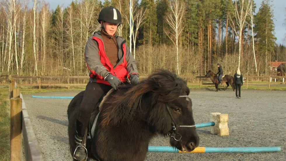 Jennie Boquist från Motala trivs på islandshäst, den här dagen rider hon Askur. I bakgrunden ridläraren Hanna Carlsson och Annika Stjernström med Hervir.