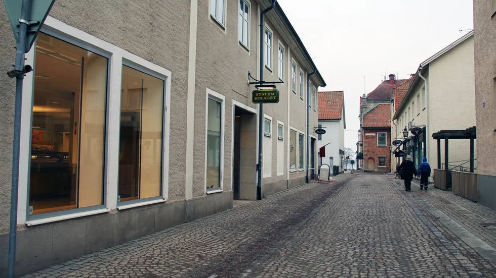 Hovsgatan stängdes av för en tid sedan. Därefter har många Vadstenabor använt Knivsmedsgatan som parkeringsplats.