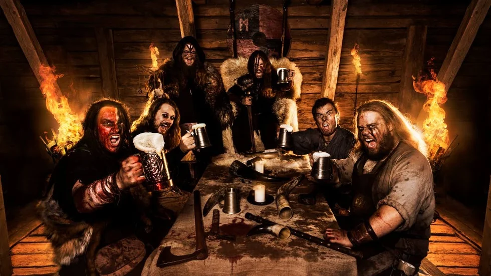 Från vänster: David Fransson (bas), Kristoffer Kullberg (keyboard), Marcus Asplund Brattberg (sång/gitarr), Ted Sjulmark (sång/gitarr), Henry Persson (trummor), Johan "Rambo" Rydberg (flöjt, mandola och svensk säckpipa).