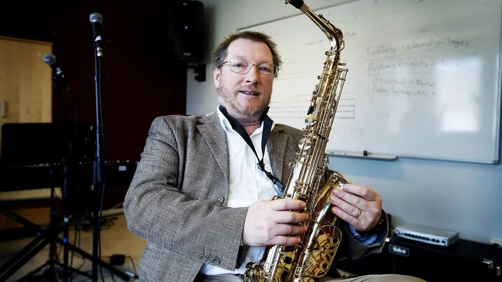 Musikläraren Benny Waldner ska se till att göra färdigt allt som måste fixas innan han går på påsklov.