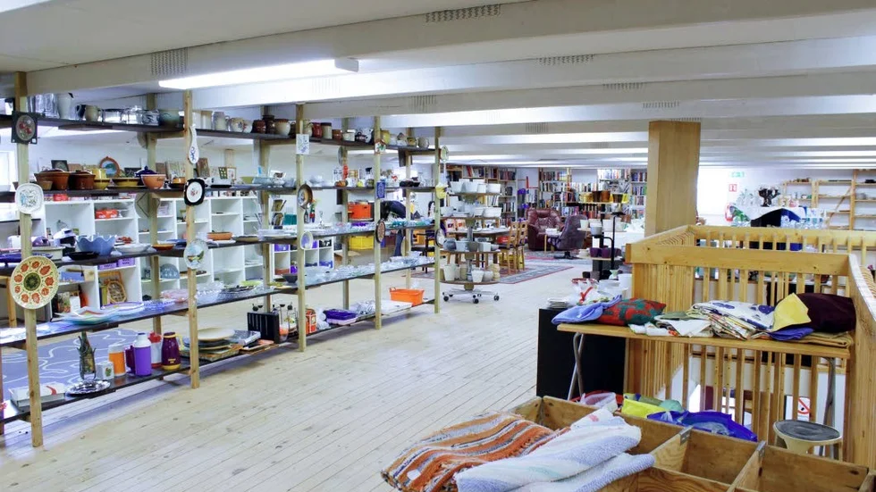 Butik. På Återbrukets övervångingen finner man allt ifrån porslin till böcker.