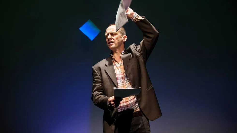 Samuel Fröler i Riksteaterns föreställning "Är du googlebar, lille vän?".