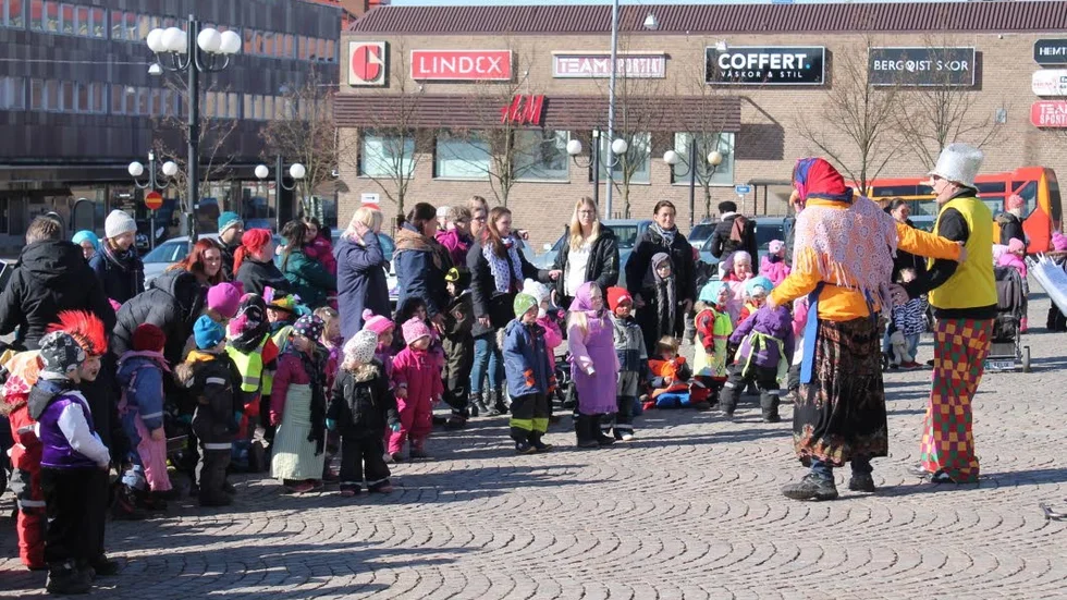 Påskfirande på Stora torget som gjorts fint till festligheterna
