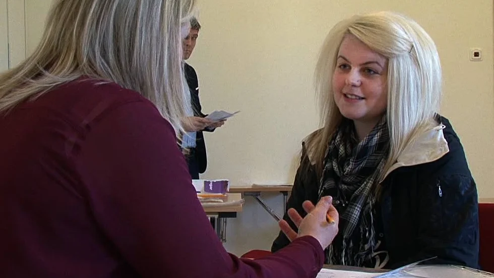 Linnea Eld vill jobba som personlig assistent. På en speed-intervju får arbetsgivaren en kort presentation av Linnea.