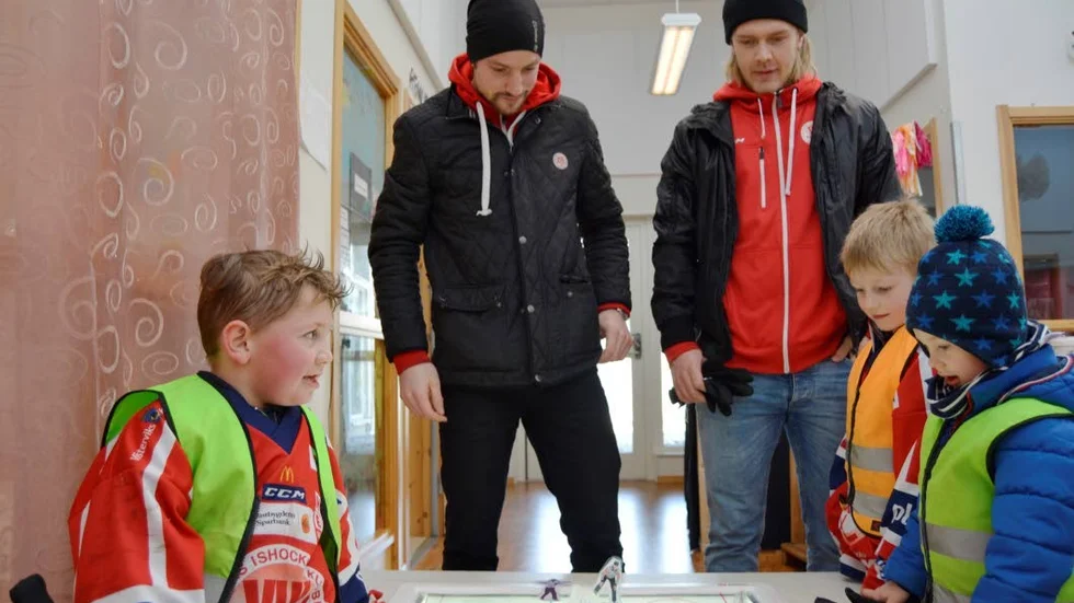 Stor fantasi. Barnen har varit rejält kreativa för att få in så mycket hockey som möjligt. Spelarna Joacim Hedblad och Olle Liss inspekterar ett ljusbord. Liam Alaeddyine, Buster Lärk och Isack Detterberg visar upp spelplanen.