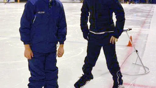 På skridskor. Mahmoud Haji Taleb och Hadi Ammas testar att åka skridskor.