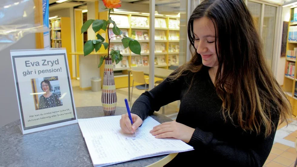 Hälsning. I en bok har elever och kollegor skrivit sina hälsningar till sin omtyckta bibliotekarie. Här Suana Tafic i SA14B.