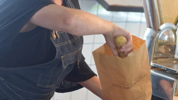 Potatis, morötter och många andra råvaror tillhandahåller butiken.