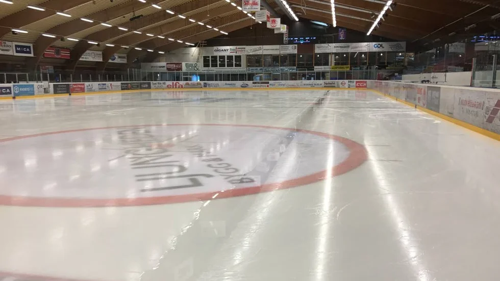 På onsdagsförmiddagen gick det varken att träna eller bedriva skolundervisning på isen.