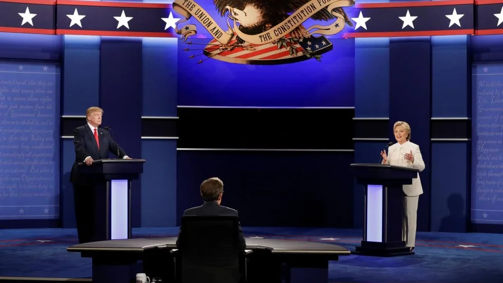 Valdebatt. Debatten mellan Clinton och Trump är bitvis hetsk och anklagande. Valet engagerar även i Västervik.