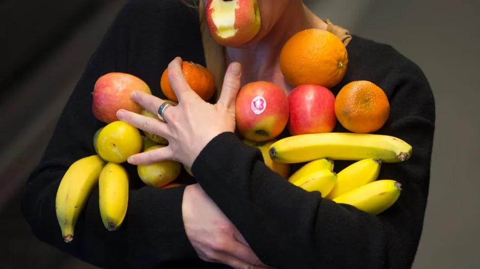 Ta bort frukten som du förvarar i rumstemepratur. I kylskåpet kan inte bananflugorna komma åt den.