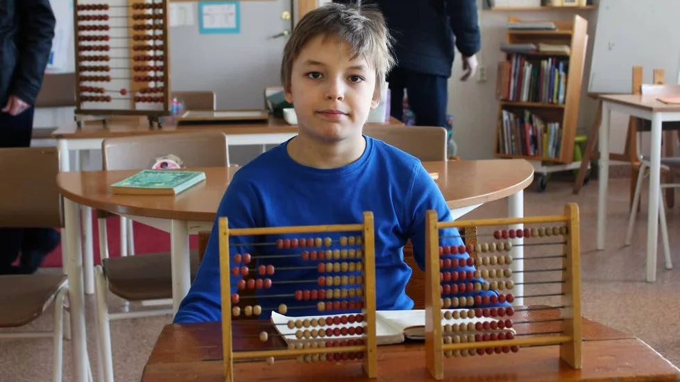 Gammaldags. Max Steiner vid en bänk som symboliserade skolan år 1926, då skolan invigdes.