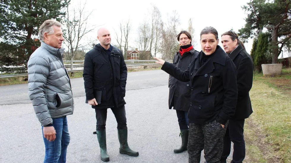 E22. Samhällsbyggnadskontoret säger att gult alternativ blir bäst för folket i byn men de håller inte med.