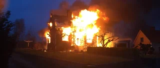 Villa totalförstörd i kraftig brand