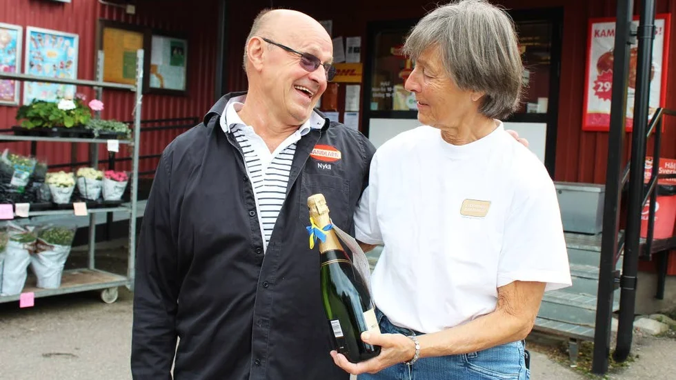 "Jag är så glad och tacksam över butiken", säger Elisabeth Lagerfelt som kommer förbi med en flaska champagne till Halid Becirovic.