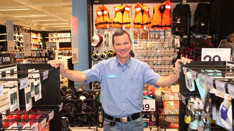Jimmie Karlsson, butikschef på Clas Ohlson i Motala, avslöjar att man ökat omsättningen med omkring 70 procent efter flytten till Bråstorp. Snacka om bra flyt.