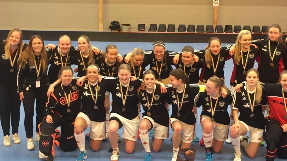 Moa Jakobsson (längst fram, tvåa från vänster) och hennes Jönköping/Hovslätt vann SM-brons.