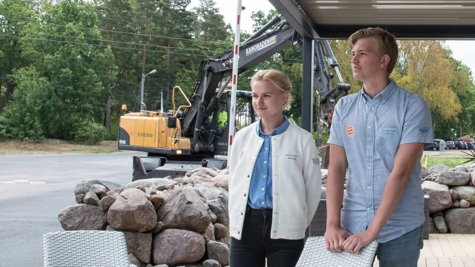 Iszabelle Brown och Elias Hellman jobbar i incheckningen.