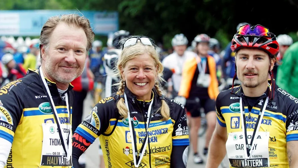 Cykla för att hjälpa. Team Rynkeby cyklar för att samla in pengar till Banrcancerfonden. Här Thomas och Katarina Falk och Carl Roy.