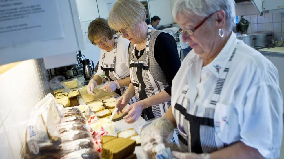 SAMARBETE. Agneta Lindgren, Gunilla Rangsjö och Gunilla Thurén ser till att mackorna blir bredda och  får varsinn ostskiva på sig.