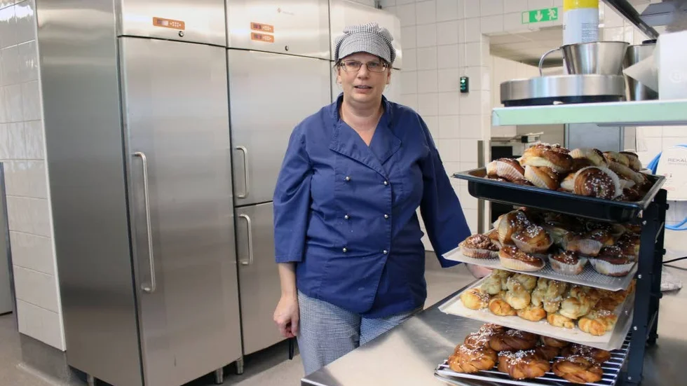 Elisabeth Ohlsson, köksmästare på Ekhamra, med några bullar till Kanelbullens dag.