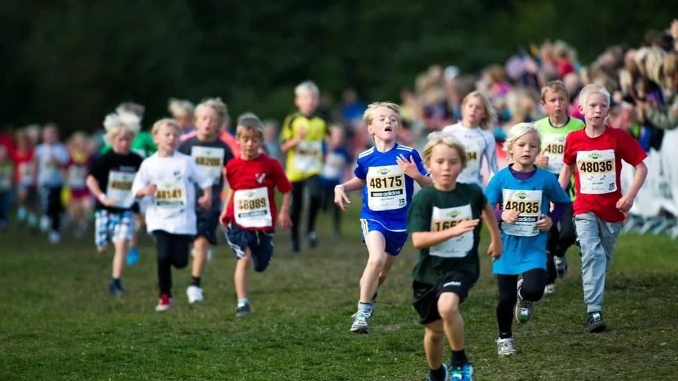 Lilla Lidingöloppet drar varje år många löpvilliga ungdomar till start.