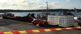 Fartyget på väg att bogseras bort