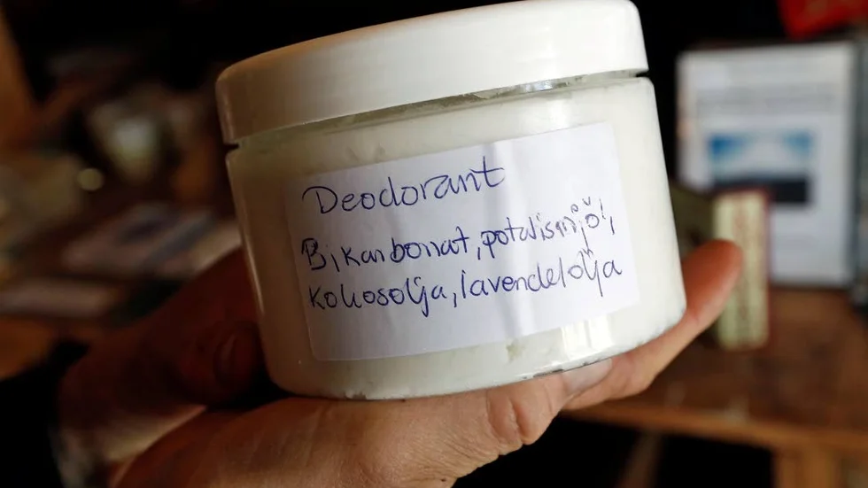 Maria Rosenlinds egentillverkade deodorant. Endast naturprodukter.