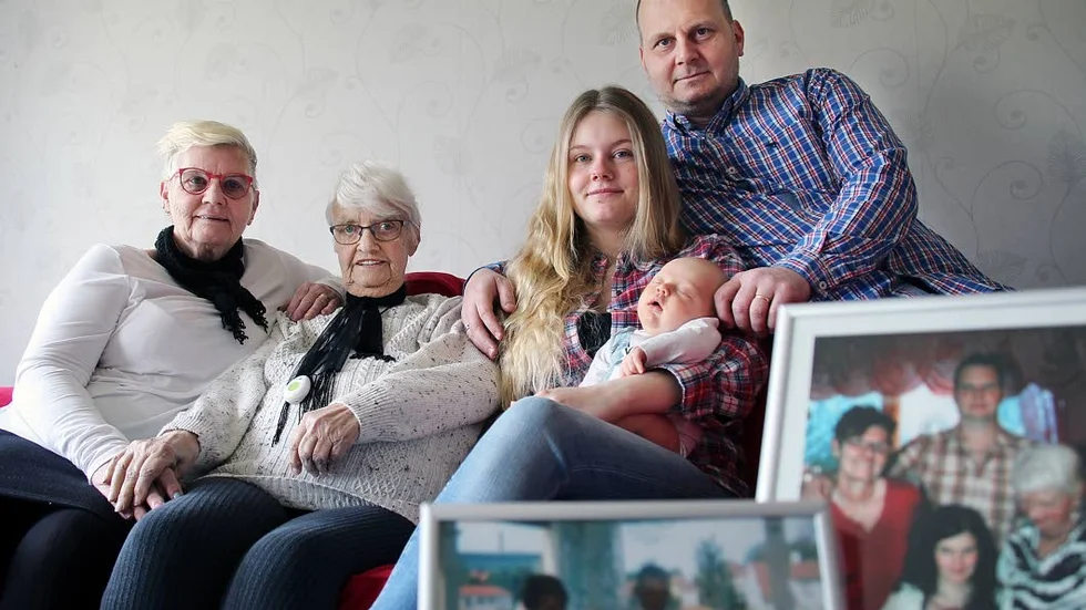 Från vänster: Viviann Bäck, 64 år, Inga Ingesson, 83 år, Janina Dahl, 21 år, Göran Dahl, 48 år, och Collin Adolfsson, fyra veckor.