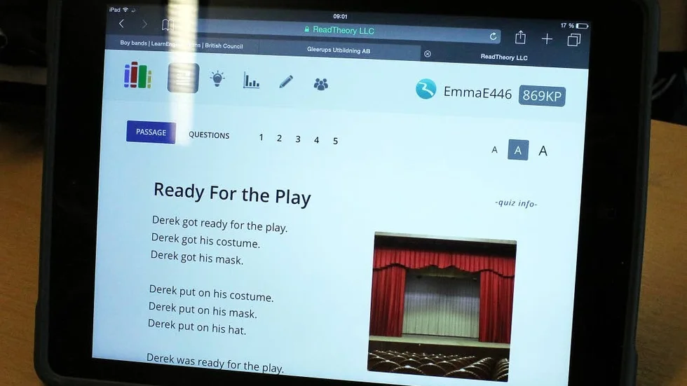 Lärplatta. Emma Engström, 12 år, läser texten om "reading for the play". För att sedan svara på frågor om texten.