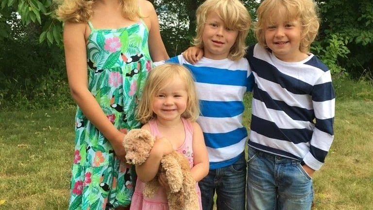Barnen Isolde, Arthur, Lancelot och Tryamon, med nallen i famnen, hittade gosedjuret i Varamon.