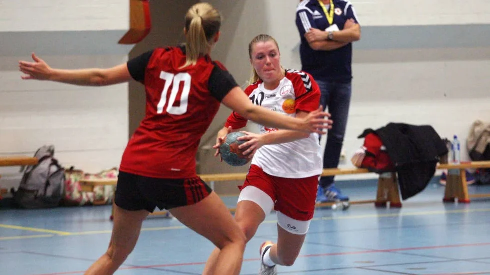 SKOTT. VGIF:s fotbollsspelare Lovisa Granman kan också spela handboll. Fem mål sköt hon för VHF i hemmapremiären i Vadstena sporthall.