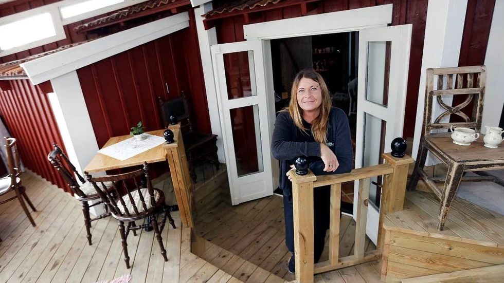 Angelica Karlsson på verandan, Hagebyhöga handelsträdgård. Spelplats för kommande musikaliska event med bred repertoar.
