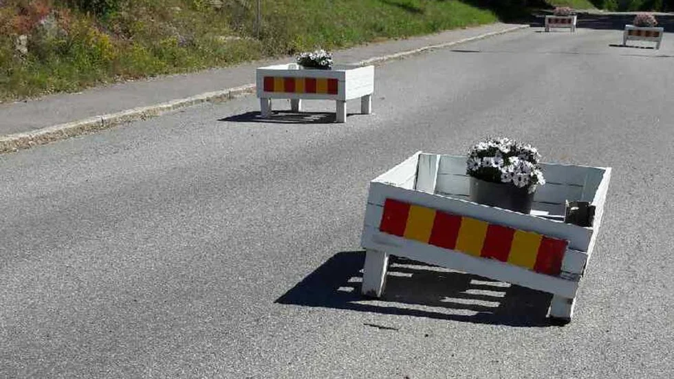 Påkörd blomlåda på gata i centrala Borensberg.