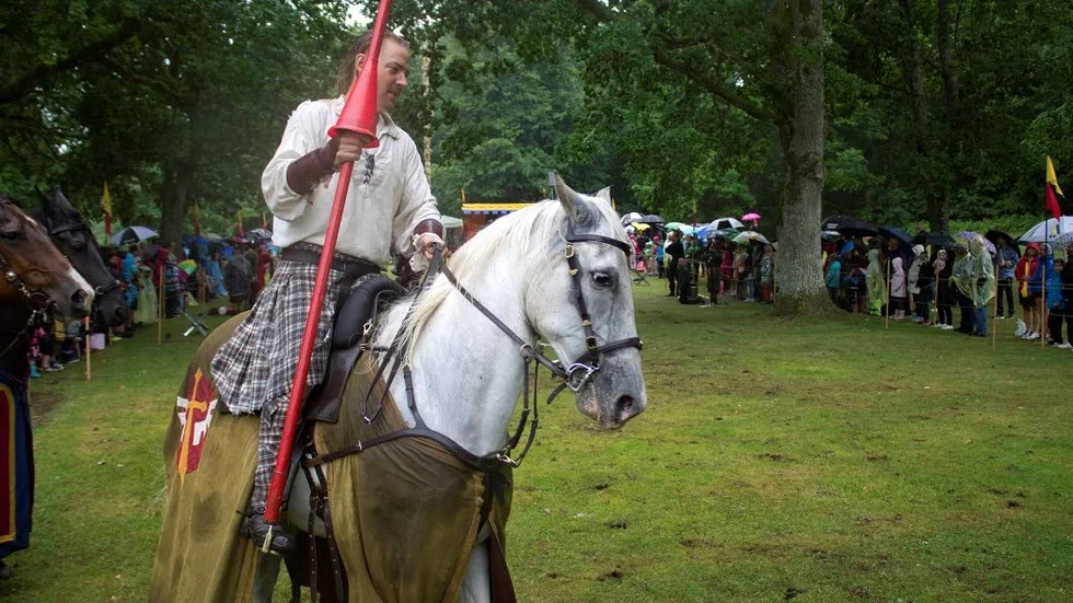Underhållning. Gustav Norman deltog i turnerspelet som lockade storpublik.