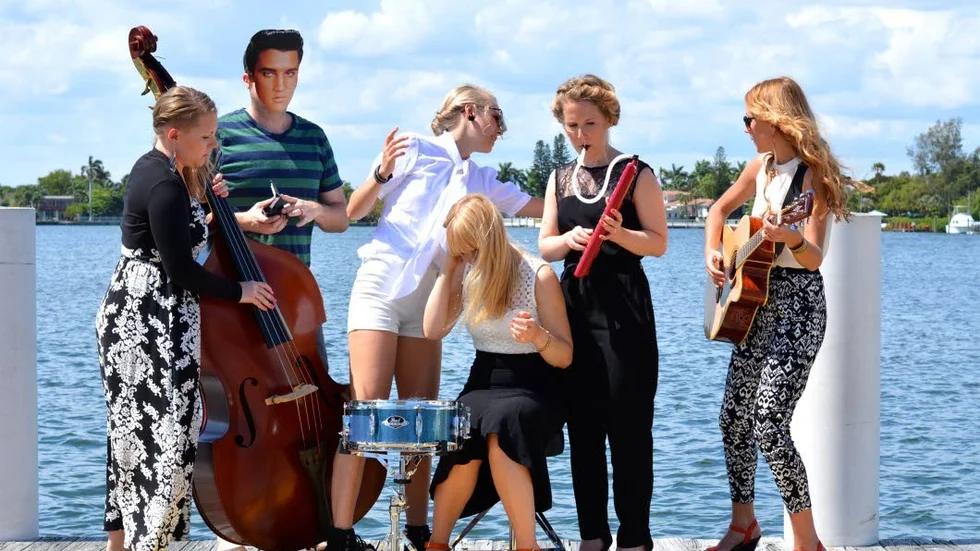 Fröken Elvis. Motalatjejen Lisa Bodelius (näst längst till höger) spelar trombon, kontrabas och piano. På måndag spelar bandet på Gröna Lund i Stockholm.
